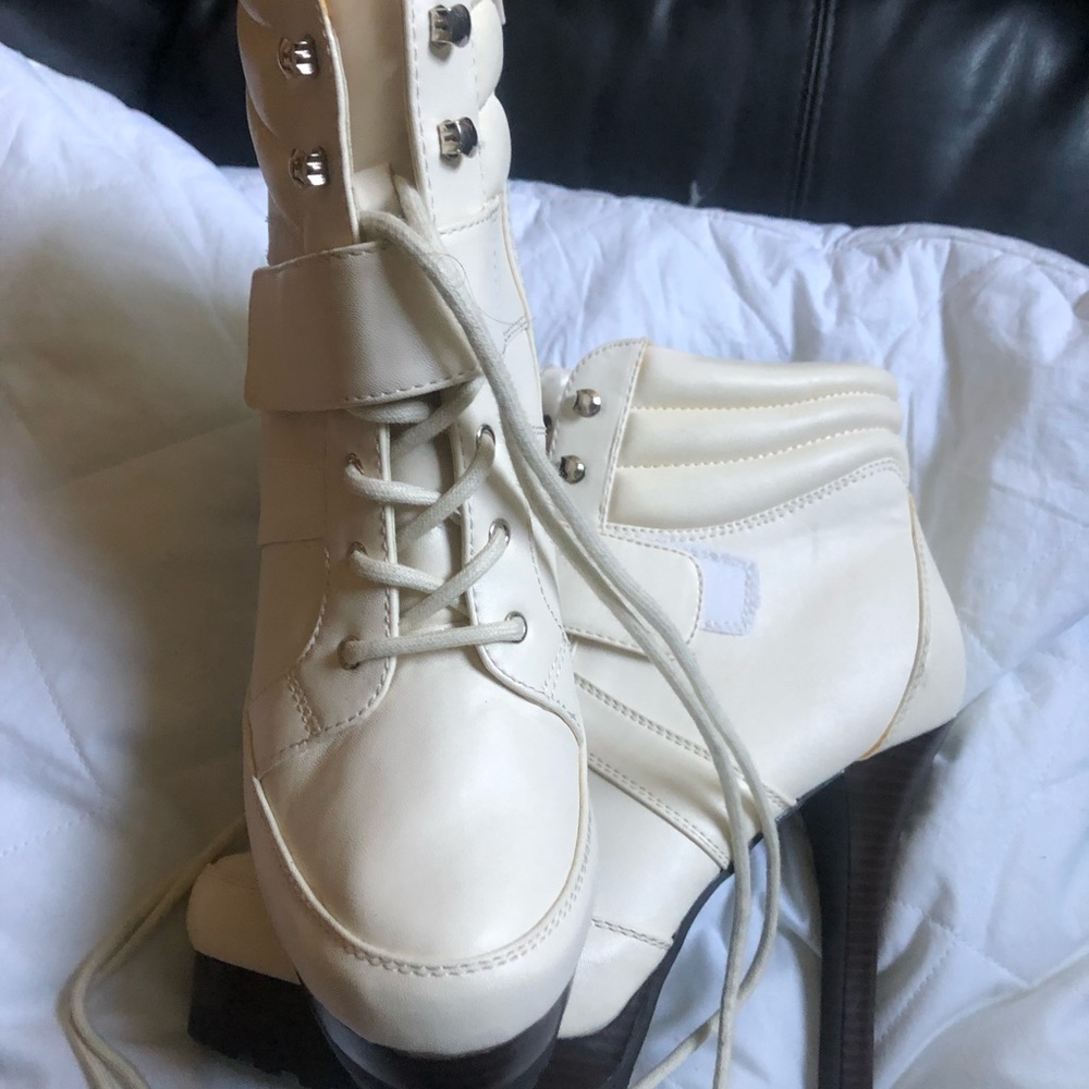 Jennifer Lopez Cream Lace Up boots size 10